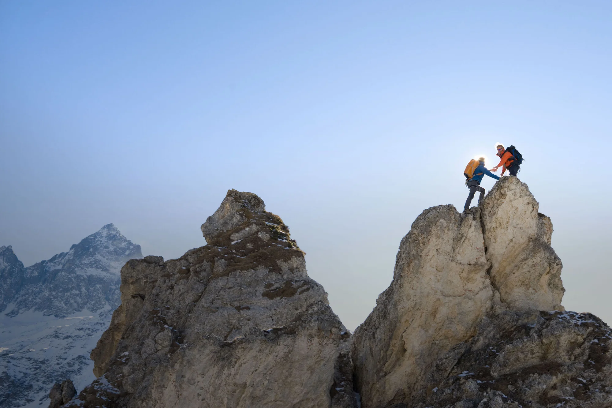 ey-mountaineer-offers-helping-hand-to-team-mate